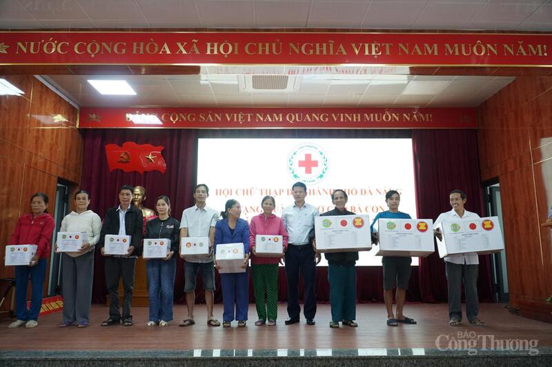 60 tấn hàng viện trợ của ASEAN đã được trao cho người dân tại 20 xã, phường bị ảnh hưởng nặng nề do mưa lũ