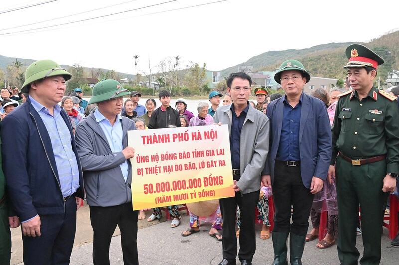 Trước đó, sáng 22/11, Hà Nội trao 50 tỷ đồng hỗ trợ đồng bào tỉnh Gia Lai bị thiệt hại do mưa lũ.