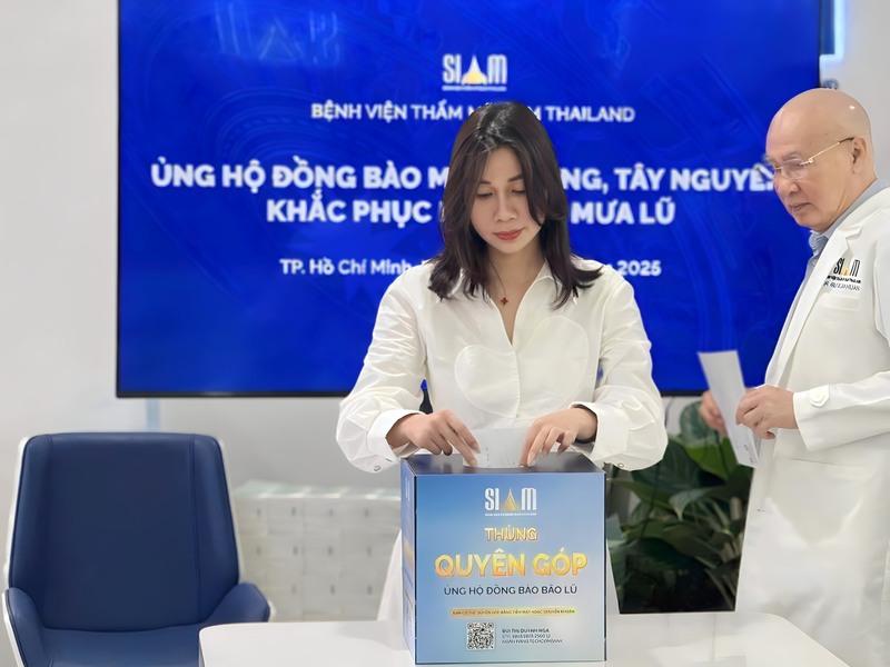 Bà Trần Nhật Trang - Giám đốc Điều hành Bệnh viện Thẩm mỹ SIAM Thailand ủng hộ đồng bào lũ lụt