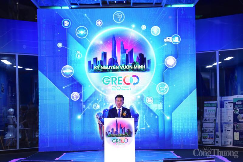 نائب رئيس لجنة الشعب في مدينة هوشي منه نجوين فان دونج يتحدث في حفل الافتتاح