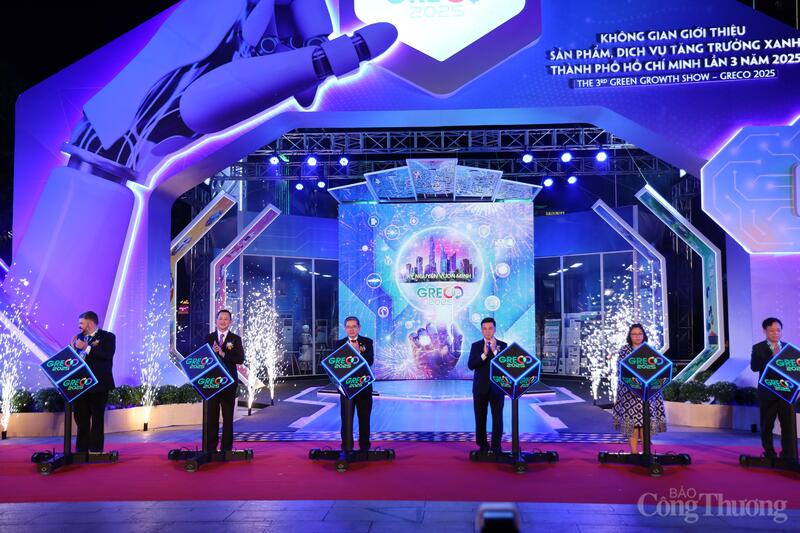 أدى زعماء لجنة الشعب في مدينة هوشي منه والمندوبون حفل الافتتاح.