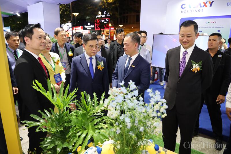 قام نائب رئيس اللجنة الشعبية لمدينة هوشي منه نجوين فان دونج والوفود المرافقة له بزيارة أجنحة المعرض.