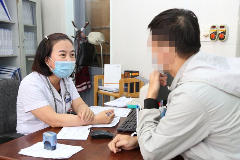 Khách hàng được tư vấn về phòng chống HIV/AIDS. Ảnh: Trần Lan.