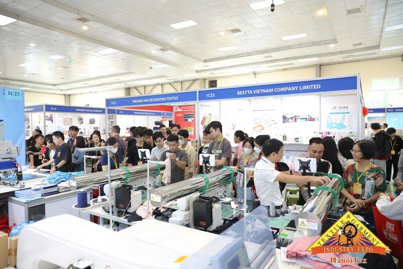 มีการเปิดตัวอุปกรณ์และเทคโนโลยีใหม่ๆ มากมายเพื่อการผลิตที่เป็นมิตรต่อสิ่งแวดล้อมในอุตสาหกรรมสิ่งทอในงานนิทรรศการ ภาพ: TT