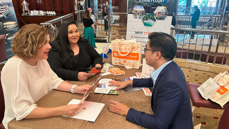 Ông Bùi Thanh Tú (phải) - Giám đốc Marketing BesPrice Travel giới thiệu sản phẩm tới doanh nghiệp Úc. Ảnh: BesPrice Travel