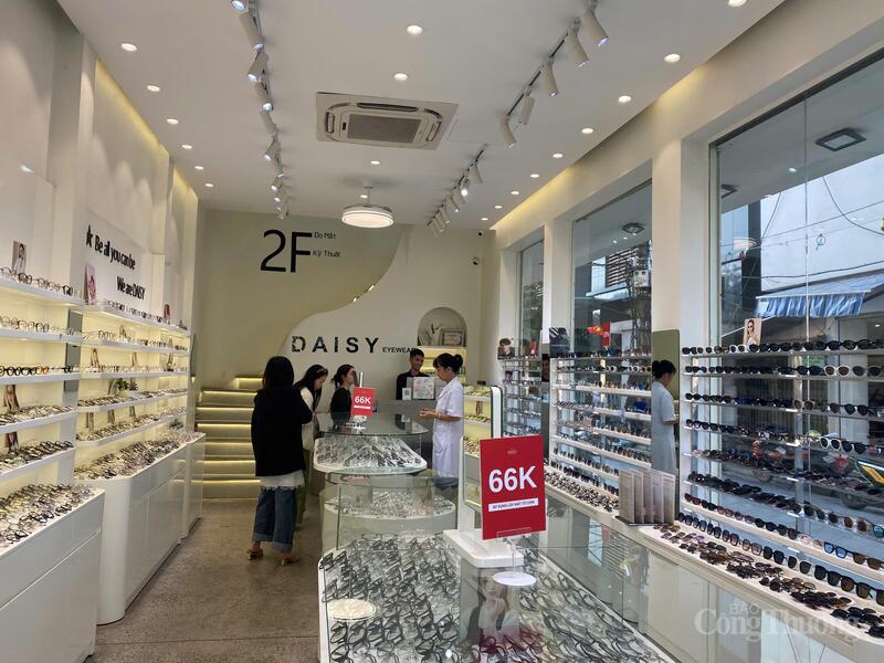 Podawanie cen przed i po obniżce sprawia, że ​​ceny są przejrzyste, a klienci czują się bezpiecznie.