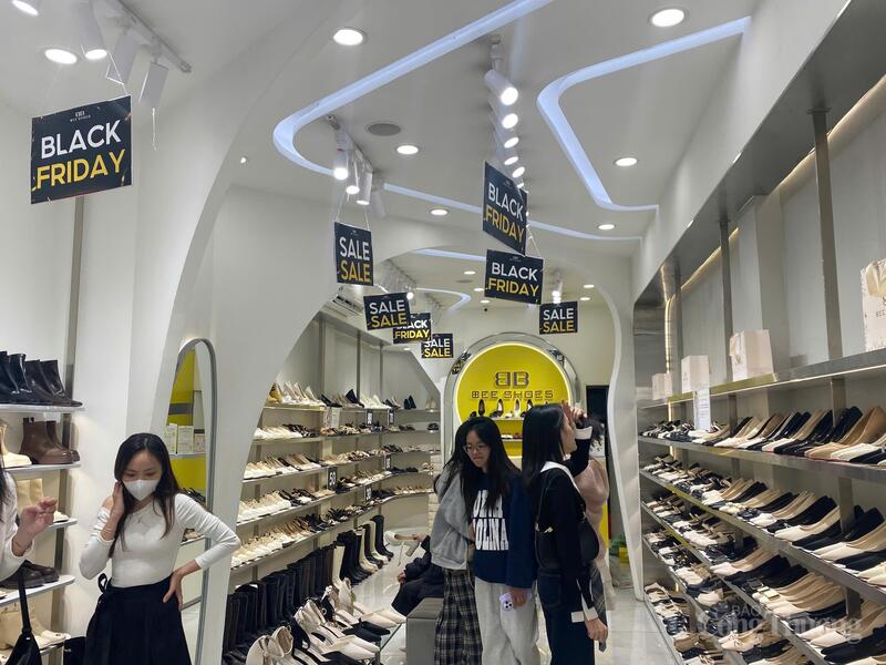 Klienci robią zakupy w sklepie w Czarny Piątek