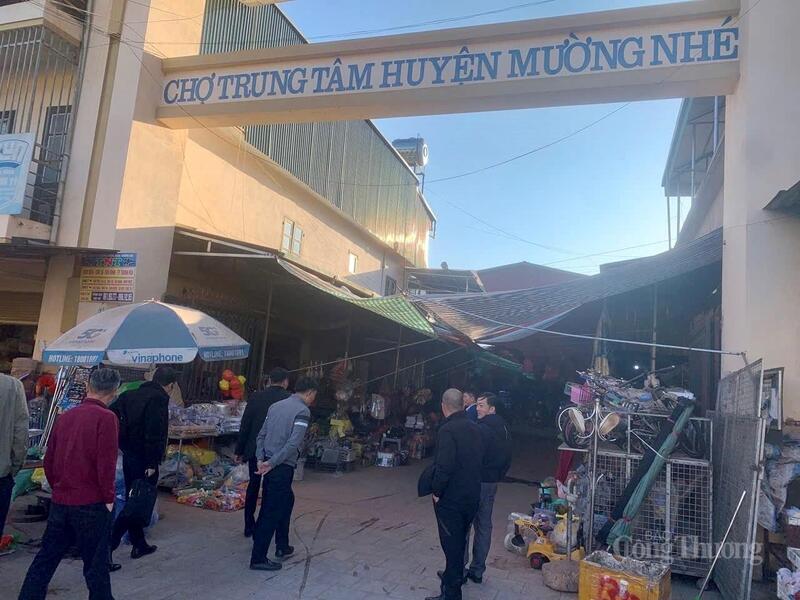 उप निदेशक गुयेन वान थिन्ह के नेतृत्व में नवाचार, हरित परिवर्तन और औद्योगिक संवर्धन विभाग (उद्योग और व्यापार मंत्रालय) की निरीक्षण टीम ने दीन बिएन प्रांत के मुओंग ने सेंट्रल मार्केट का निरीक्षण किया।