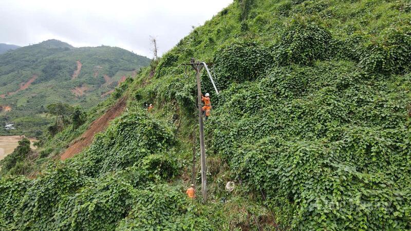 Vùng cao Tây Khánh Sơn có địa hình hiểm trở khiến việc di chuyển trở nên khó khăn. Ảnh: ĐVCC