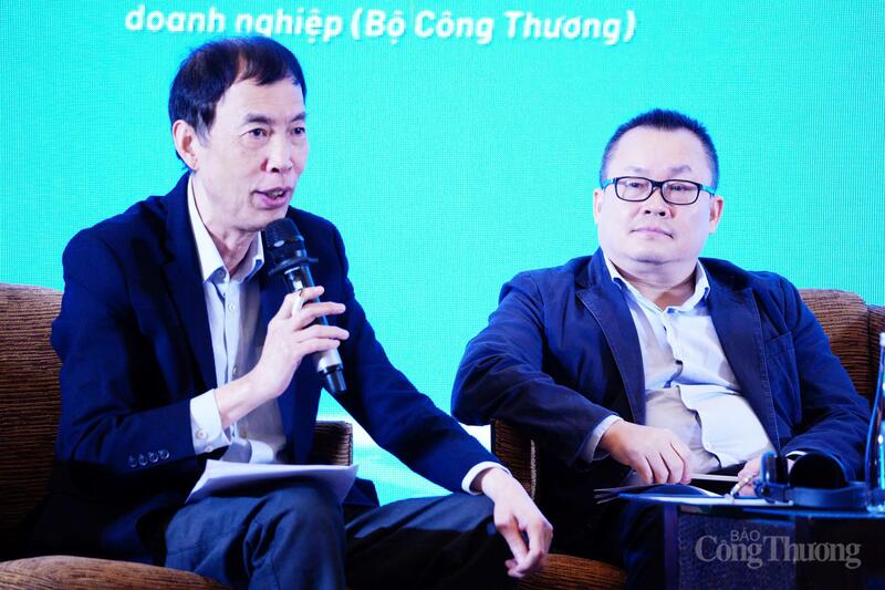 TS. Võ Trí Thành, Viện trưởng Viện Nghiên cứu Chiến lược Thương hiệu và Cạnh tranh (bên trái) và ông Trần Huy Hoàn - Chuyên viên chính , Vụ Kế hoạch, Tài chính và Quản lý doanh nghiệp - Bộ Công Thương (bên phải). Ảnh: Thái Mạnh