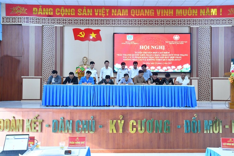 Ngư dân ký cam kết không vi phạm IUU