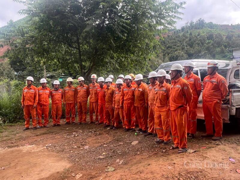 Đội Quản lý Điện Cam Ranh - Khánh Sơn huy động toàn bộ lực lượng kỹ sư, công nhân và các phương tiện khắc phục cấp điện cho người dân trong khu vực vùng cao Tây Khánh Sơn, tỉnh Khánh Hòa. Ảnh: ĐVCC