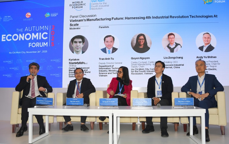 Các chuyên gia, tập đoàn đa quốc gia chia sẻ kinh nghiệm và đề xuất các mô hình thúc đẩy tại phiên thảo luận "Sản xuất thông minh và chuỗi cung ứng toàn cầu”. Ảnh: Minh Khuê.