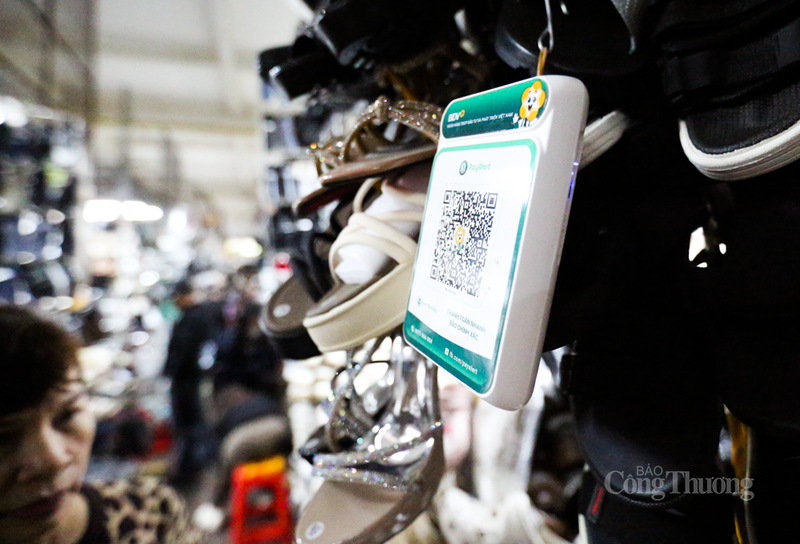 Mỗi cửa hàng, quầy thực phẩm, ki-ốt đều xuất hiện mã QR giúp người tiêu dùng thanh toán thuận tiện, lưu lại mọi lịch sử giao dịch. Ảnh: Trọng Tùng