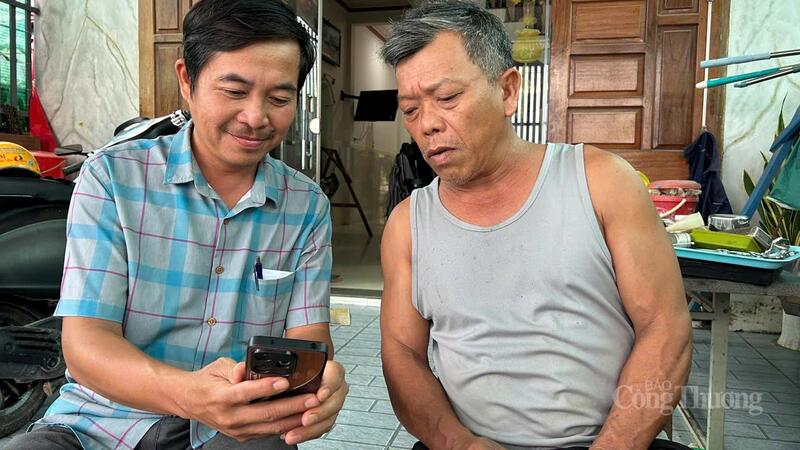 Ông Lý Văn Dăn (bên phải) kể lại câu chuyện anh Đỗ Ngọc Tăng chèo thuyền cứu dẫn vùng ngập lụt