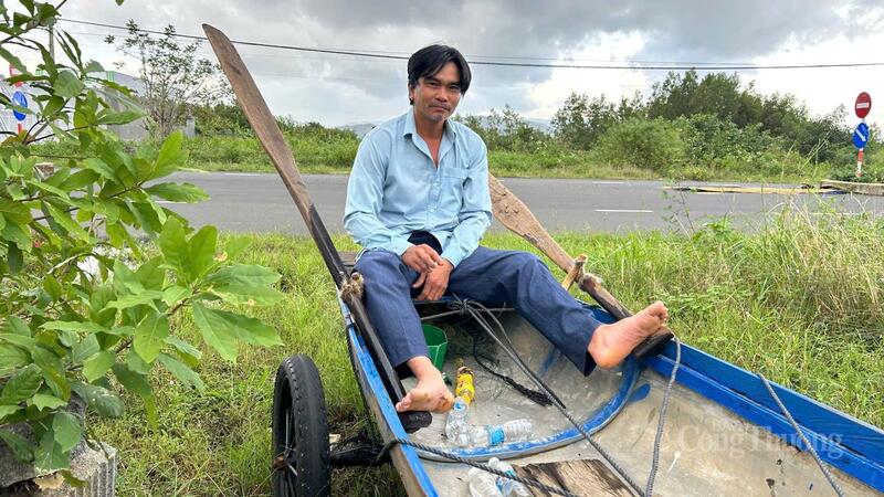 Anh Đỗ Ngọc Tăng chia sẻ lại hành động chèo thuyền vào vùng lũ cứu dân