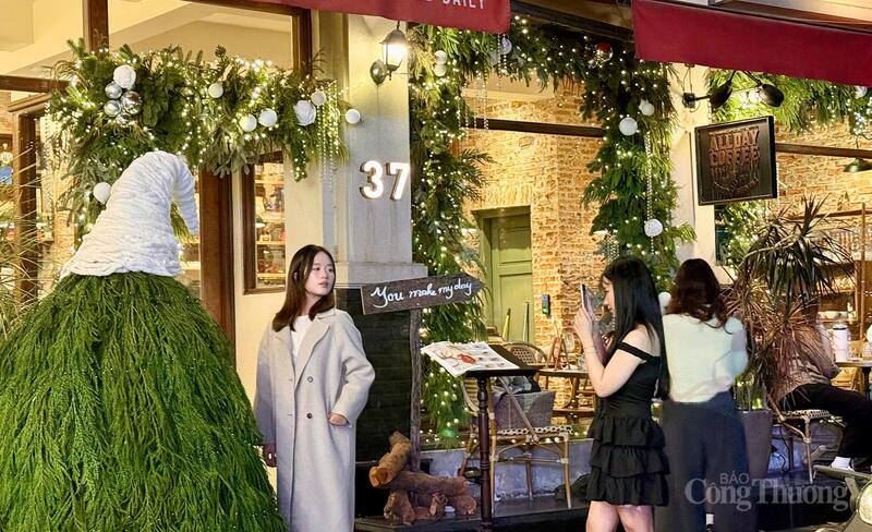 Fiatalok ragadják meg a lehetőséget, hogy bejelentkezzenek a kávézóban. Fotó: Dieu Anh