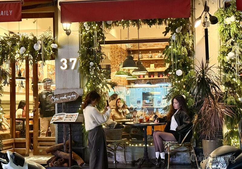 A boltot karácsonyi díszbe öltöztették, hogy meleg hangulatot teremtsenek. Fotó: Dieu Anh