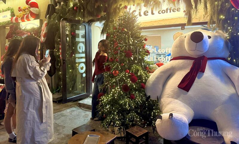 A fiatalok élvezik a korai karácsonyi hangulatot. Fotó: Dieu Anh