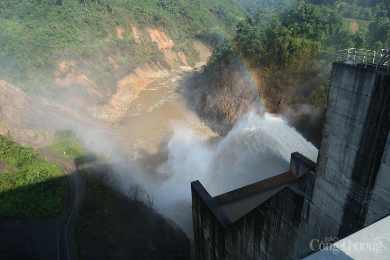 Hồ Thủy điện Đồng Nai 4 có 5 cửa xả, lưu lượng xả tối đa là 10.188 m3/s. Ảnh: Lê Sơn