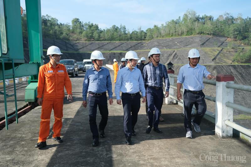 Đoàn công tác của Bộ Công Thương do đồng chí Trịnh Văn Thuận dẫn đầu kiểm tra quy trình vận hành, điều tiết tại công trình Thủy điện Đồng Nai 3. Ảnh: Lê Sơn
