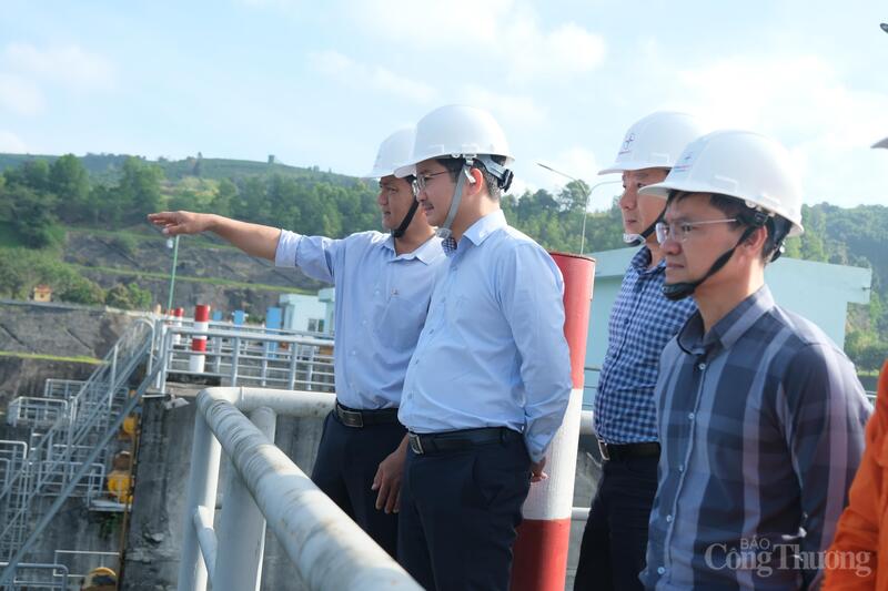 Ông Trịnh Văn Thuận nghe Công ty Thủy điện Đồng Nai báo cáo tình hình điều tiết tại công trình Thủy điện Đồng Nai 3. Ảnh: Lê Sơn