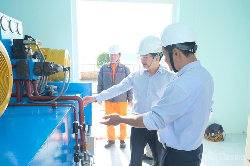 Ông Trịnh Văn Thuận kiểm tra các thiết bị vận hành điều tiết tại công trình Thủy điện Đồng Nai 3. Ảnh: Lê Sơn