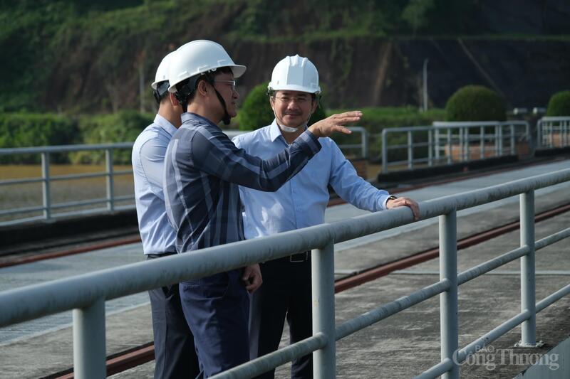 Phó Tổng Giám đốc GENCO 1 Trần Nam Trung báo cáo tình hình điều tiết tại công trình Thủy điện Đồng Nai 4. Ảnh: Lê Sơn