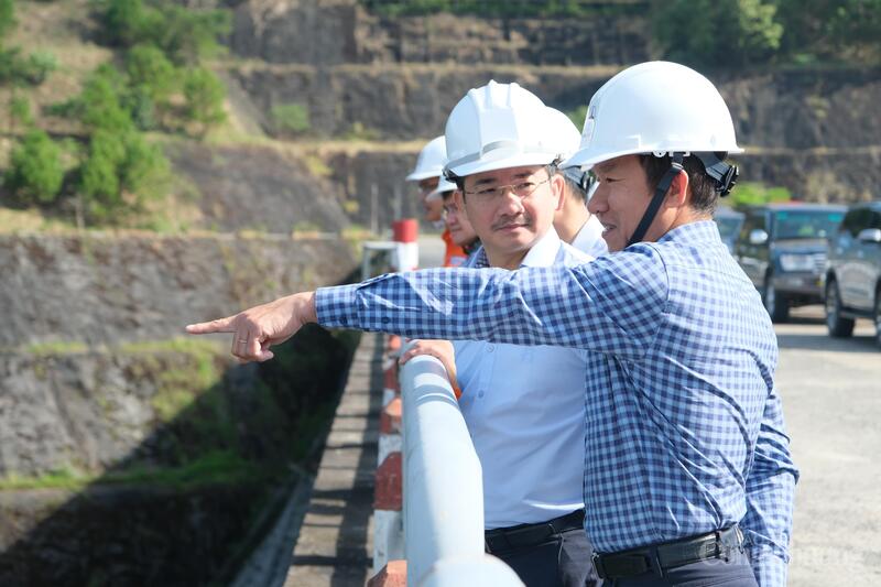 Công trình Thủy điện Đồng Nai 3 (Hồ Tà Đùng) có 5 cửa xả, lưu lượng xả tối đa 10.188 m2/s. Ảnh: Lê Sơn