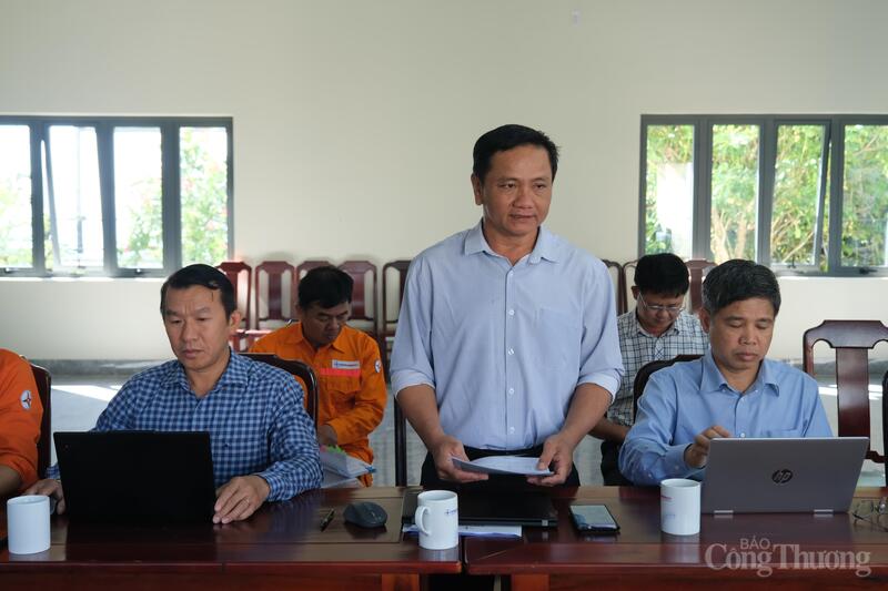 Ông Nguyễn Quang Vĩnh, Giám đốc Công ty Thủy điện Đồng Nai báo cáo trước đoàn công tác. Ảnh: Lê Sơn