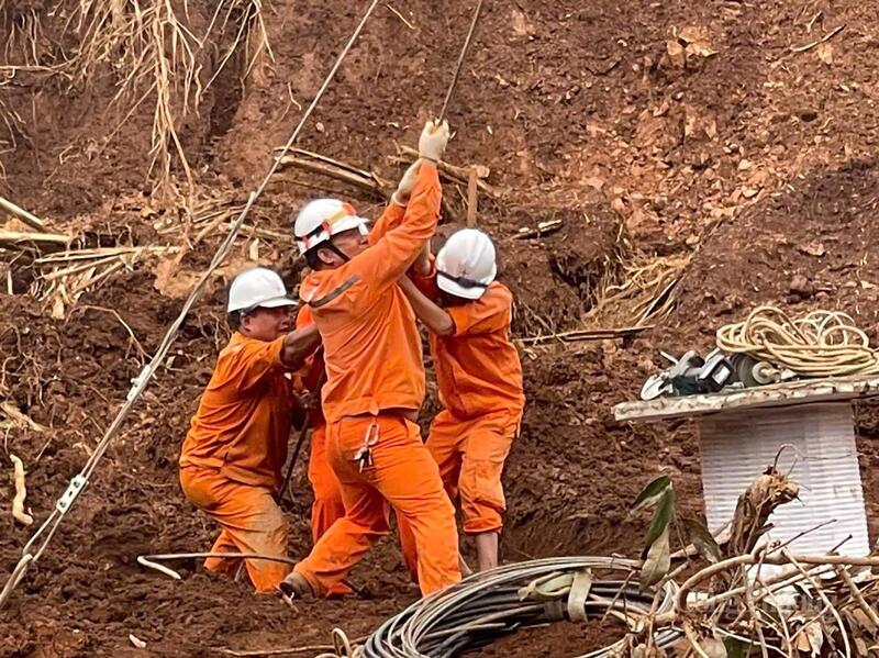 Các chiến sĩ "áo cam" vượt mọi địa hình hiểm trở để khôi phục điện cho bà con. Ảnh: ĐVCC