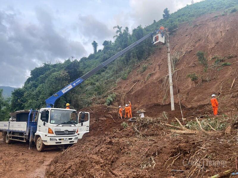 Các lực lượng thi công đã huy động phương tiện và nhân lực đến giải phóng hàng nhìn mét khối đất đá để giải phóng mặt đường và thông tuyến. Ảnh: ĐVCC