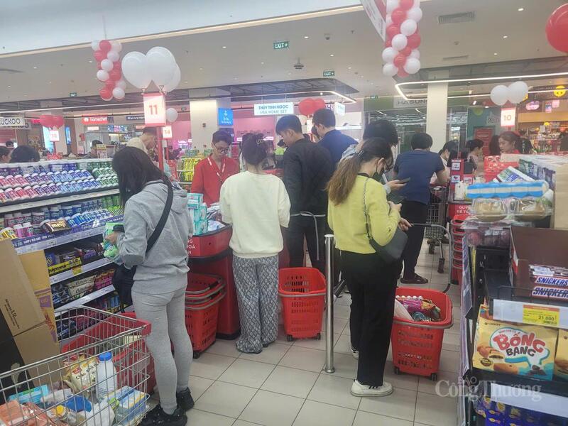 Các mặt hàng gia dụng thu hút sự quan tâm của khách hàng.