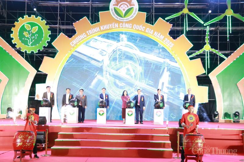 Các đại biểu thực hiện nghi thức khai mạc hội chợ. Ảnh: Thanh Tuấn