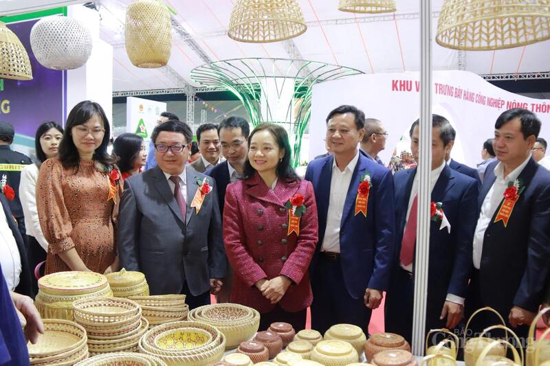 Các đại biểu tham quan gian hàng. Ảnh: Thanh Tuấn