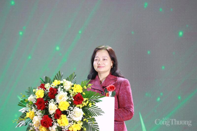 Bà Nguyễn Thị Lâm Giang, Cục trưởng Cục Đổi mới sáng tạo, Chuyển đổi xanh và Khuyến công phát biểu khai mạc hội chợ. Ảnh: Thanh Tuấn