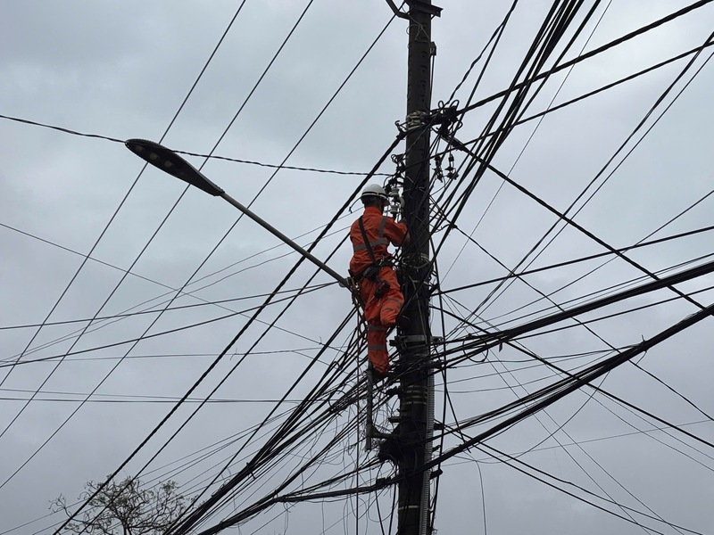 Ngay khi đến khu vực Tuy Hòa – Phú Yên cũ, đội đã nhanh chóng chia thành các nhóm công tác để tiếp cận hiện trường, kiểm tra và xử lý các hư hỏng trên lưới điện.