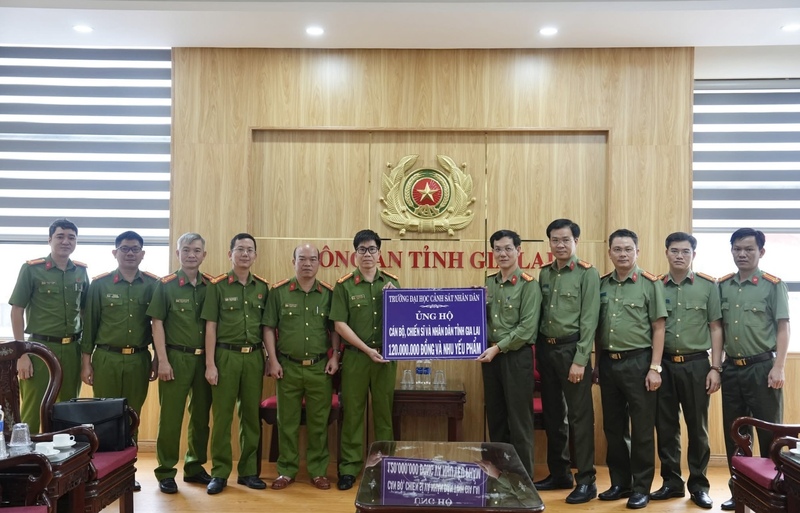 Bên cạnh điều động 60 học viên chi viện tỉnh Gia Lai, Trường Đại học Cảnh sát nhân dân trao 120 triệu đồng hỗ trợ cán bộ, chiến sĩ và người dân Gia Lai khắc phục hậu quả thiên tai. Ảnh: CACC