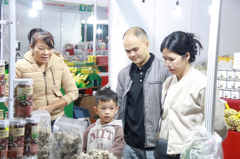 Người dân tham quan gian hàng tại hội chợ. Ảnh: Thanh Tuấn