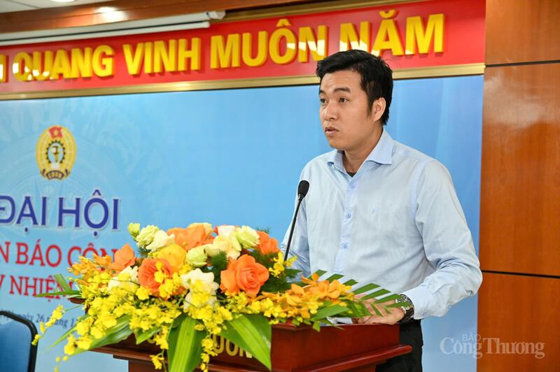 សមមិត្ត Nguyen Si Cuong នាយកមជ្ឈមណ្ឌលពហុព័ត៌មាន និងមាតិកាឌីជីថលនៃឧស្សាហកម្ម និងពាណិជ្ជកម្ម។ រូបថត៖ Nam Nguyen