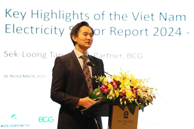 Ông Sek-loong Tan nhấn mạnh, việc xác định rõ vị trí hiện tại của ngành điện, chỉ ra hướng đi đúng đắn và nhận diện các “điểm nghẽn” cần tháo gỡ là nhiệm vụ then chốt. Ảnh: Lê Vân.