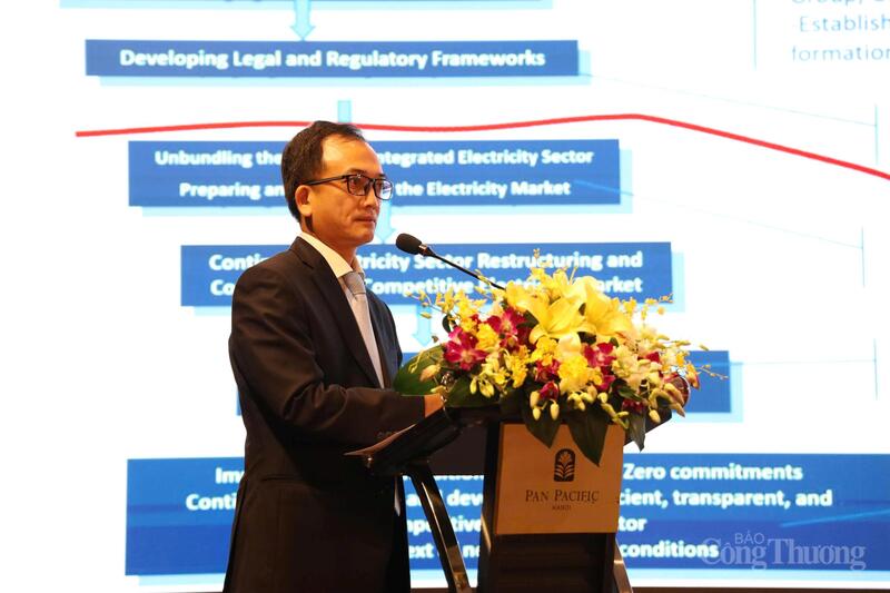 Ông Trịnh Quốc Vũ, Phó Cục trưởng Cục Điện lực, Bộ Công Thương đã trình bày tổng quan khung chính sách của Việt Nam trong lĩnh vực điện, giai đoạn 2024 - 2025, cũng như một số định hướng xây dựng chính sách trong thời gian tới. Ảnh: Lê Vân.