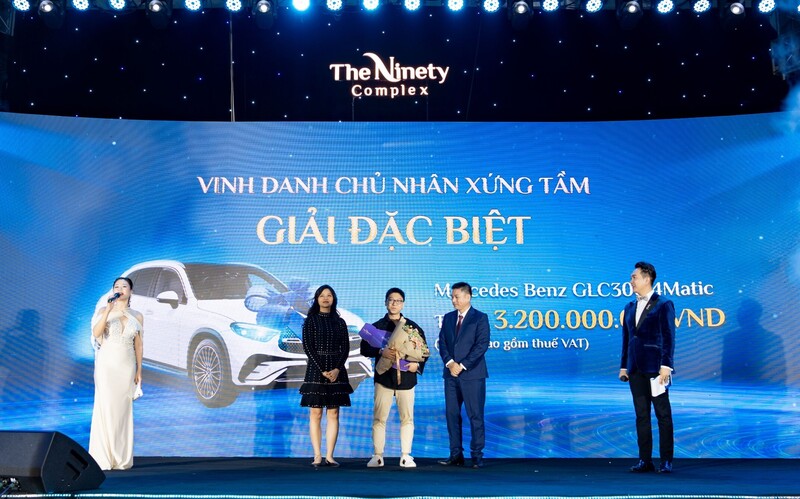 Đại diện ROX Signature trao giải đặc biệt cho khách hàng may mắn