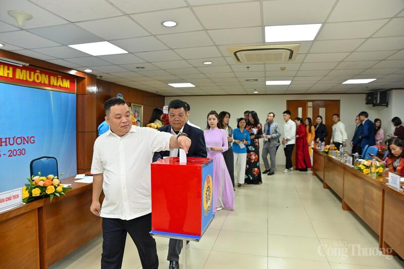 សភាបានជ្រើសរើសគណៈកម្មាធិការប្រតិបត្តិនៃសហភាពពាណិជ្ជកម្មនៃកាសែតឧស្សាហកម្ម និងពាណិជ្ជកម្មសម្រាប់អាណត្តិថ្មី។ រូបថត៖ Nam Nguyen