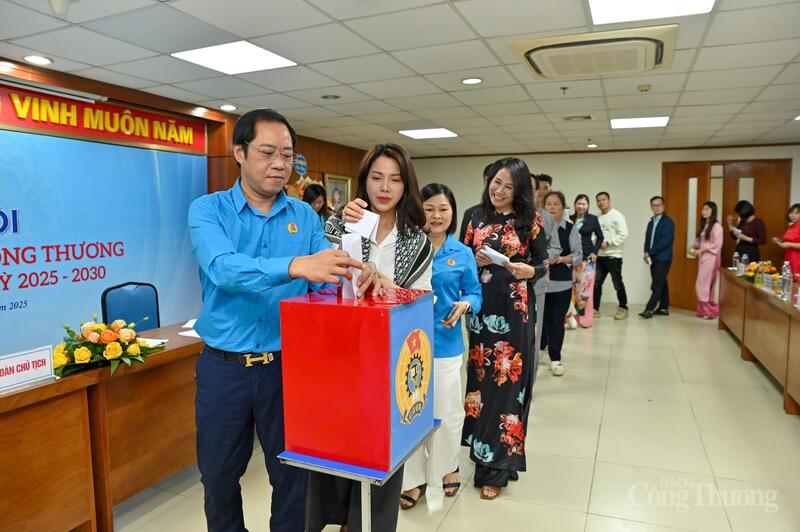 សមាជនៃសហភាពពាណិជ្ជកម្មនៃកាសែតឧស្សាហកម្ម និងពាណិជ្ជកម្មសម្រាប់អាណត្តិ 2025-2030 ទទួលបានជោគជ័យ ដោយបើកដំណាក់កាលអភិវឌ្ឍន៍ថ្មី - 18