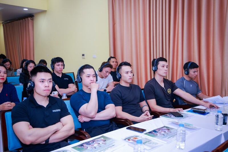 Các vận động viên tham dự buổi đào tạo do TS. Julián dẫn dắt