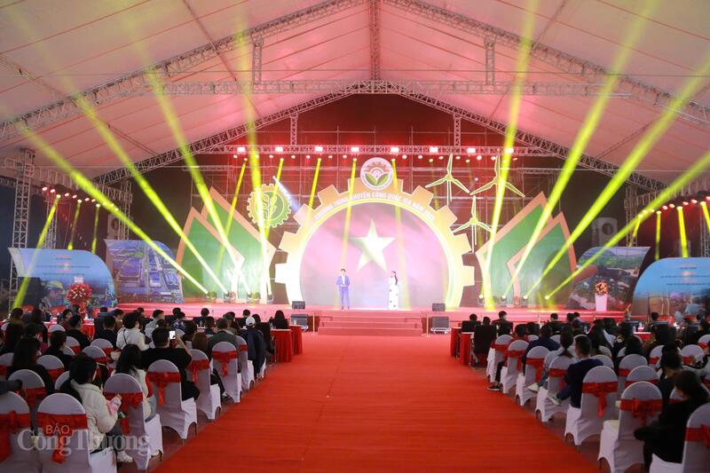 Văn nghệ chào mừng hội chợ. Ảnh: Thanh Tuấn