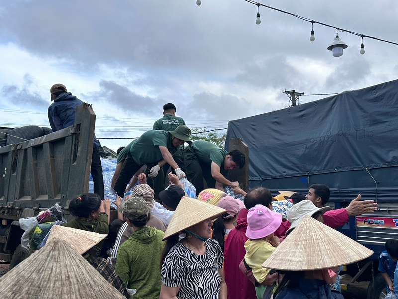 A Népbiztonsági Egyetem hallgatói alapvető dolgokat adnak az árvíz sújtotta területeken élőknek. Fotó: DVCC