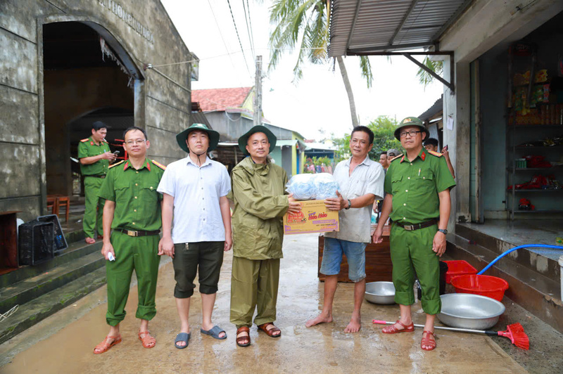 A Népi Biztonsági Egyetem támogatja az árvízveszélyes területeken élők szükségleteit. Fotó: DVCC