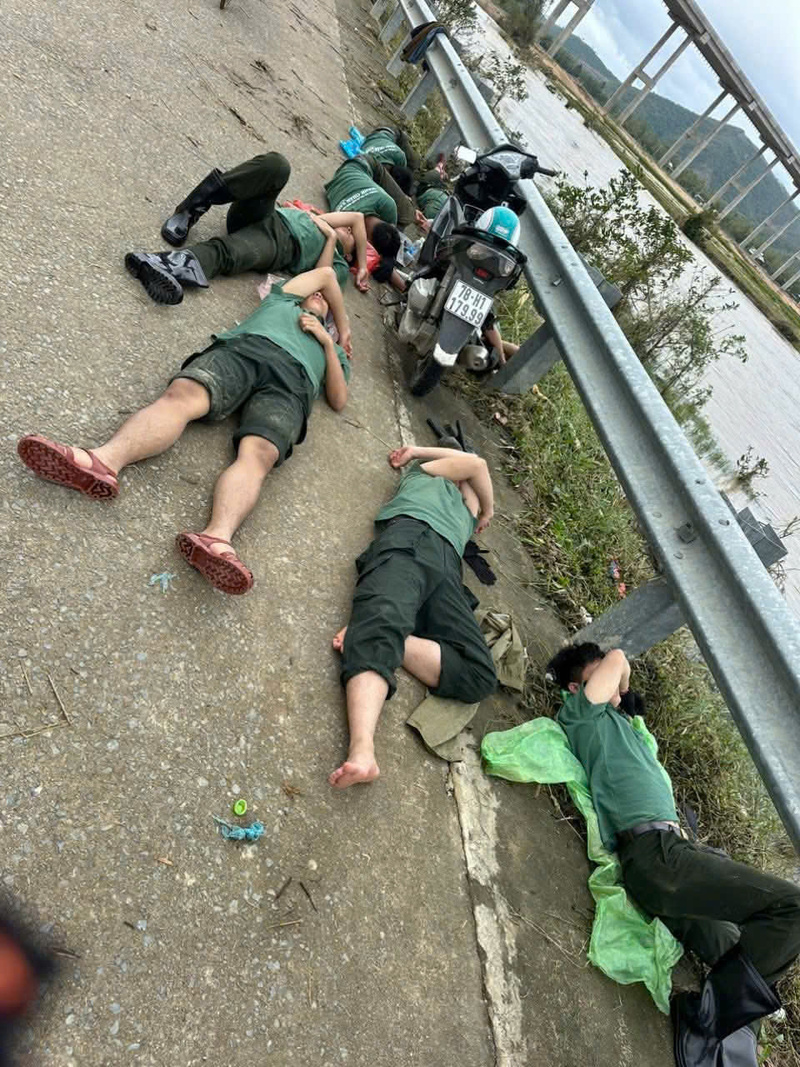 A diákok egy kis szünetet tartottak az út szélén, mielőtt folytatták útjukat, hogy támogassák az embereket. Fotó: DVCC